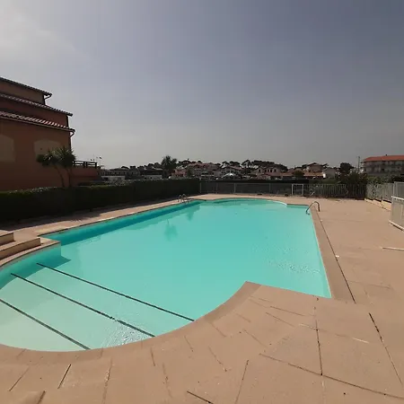 Avec Piscine Et Tennis, - Fr-1-239-809 Daire